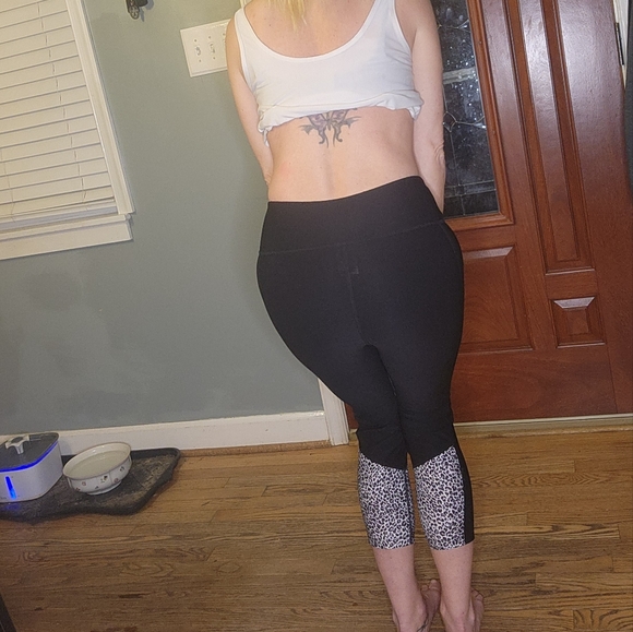 JUICY COUTURE SPORT CROPPED WORK OUT PANTS MEDIUM - Picture 8 of 8